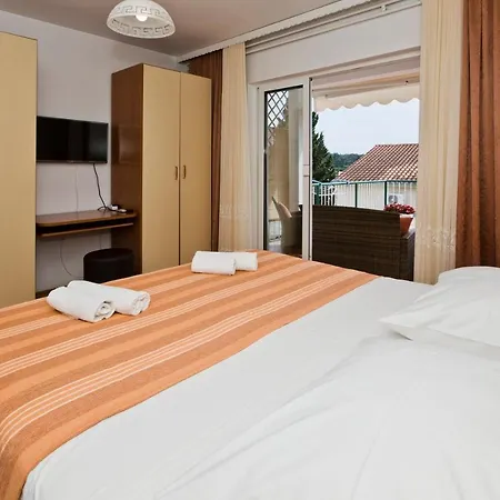 Guesthouse Aurora 3*